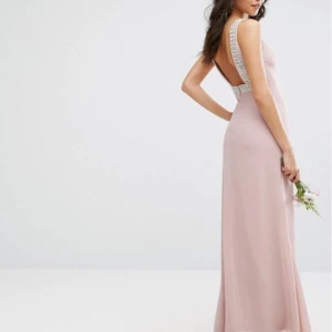 Balklänning  - Klänning i strl 34 använd en ggn. Skräddarsydd med pärlor där bak för att täcka dekolletage. 