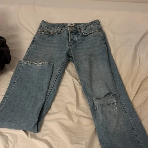 Lågmidjade jeans med hål - Jättefina lågmidjade jeans med hål. Aldrig använda och i jättebrakvalite