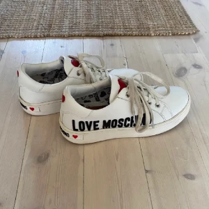 Skor  - Säljer dessa skor från moschino i strl 39  Nypris är 2000