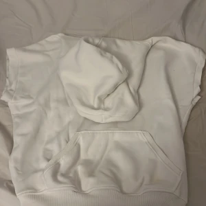 Hoodie med inga armar  - Jättefin hoodie med inga armar. Som ny och i jättefint skick