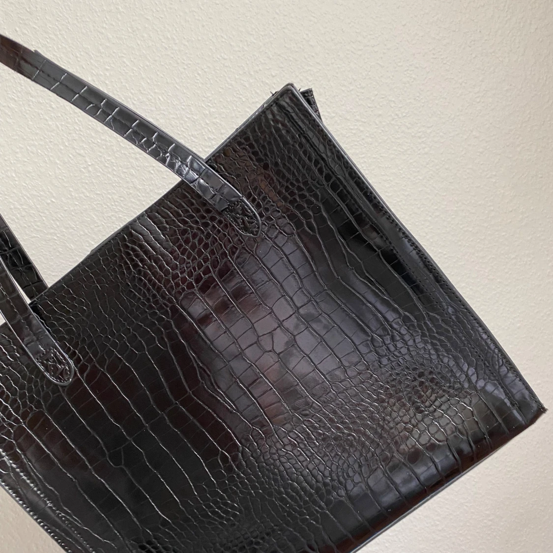 Svart axelväska i krokodilpräglat material - 90