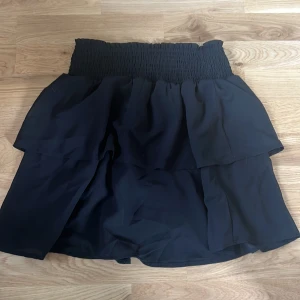 Svart kort kjol - Jätte fin kjol från only 