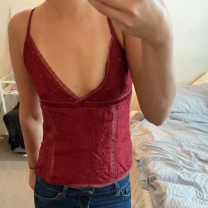Zaratop - Super söt zara top som ger lite korsett vibbs,ena bandet är lite fel på men enkelt att fixa annat än det så ar den i bra skick