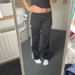 Adidasbyxor - Använda max 5 gånger, nyskick. Mid-rise Adidasbyxor i storlek 38. Perfekt längd på mig som är 1,70 lång. 