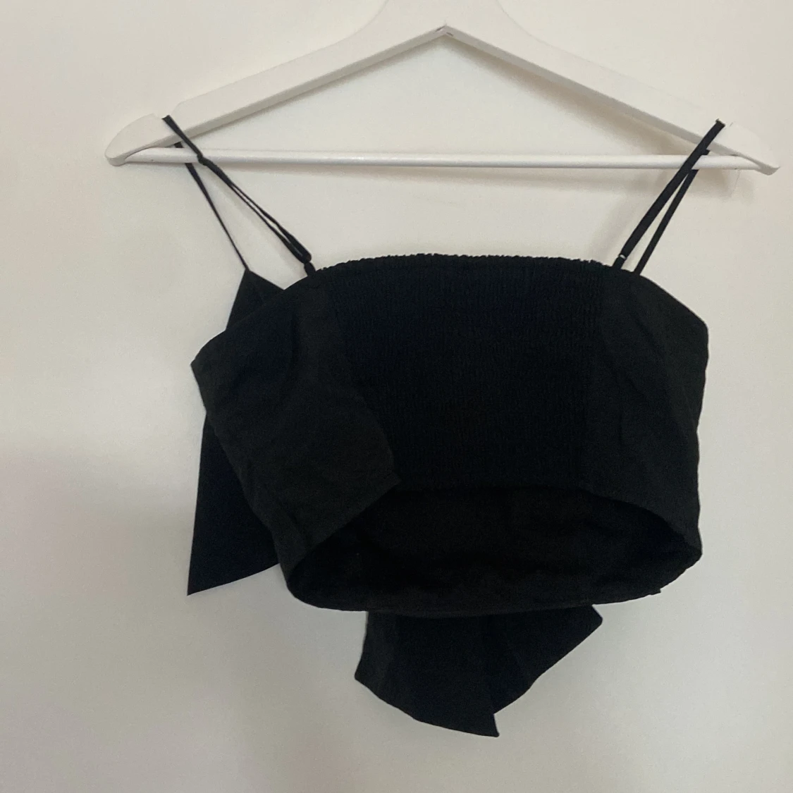 Svart axelbandslös topp med rosett från H&M Divided - 90