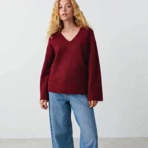 Stickad tröja ginatricot - Super fin stickad tröja från Ginatricot, helt nyskick, använd cirka 2 gånger. Slutsåld och köpt för 399kr i Stockholm. Säljer via postnord spårbar frakt🩷