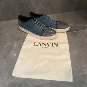  Blåa Lanvins -  Blåa Lanvins | Storlek UK10 ≈ 43-44 EU | Skick säger vi 8/10 så det inte förekommer gnäll senare | Byte kan accepteras beror på va du erbjuder | Givetvis äkta, dustbag följer med | Jag fraktar samma dag du köper | Skriv vid frågor eller funderingar🌟