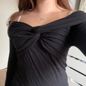 Off shoulder top - Säljer den här off shoulder tröjan från Gina tricot. Storlek M men skulle säga att den även passar S.💗