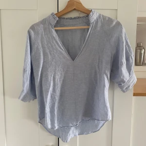 Blå blus - Aldrig använd blå blus. Jättesöt. 