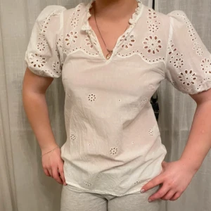 Vit blus - Supervacker vit blus från Amalie & me. Superbra skick.