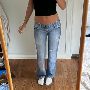 Lågmidjade vintage jeans  - Midjemått( rätt över): 41cm  Inerbenslängd: 77cm   Köp dem via ”KÖP NU” eller Swish  Modellen är 170 cm, inga defekter 💕