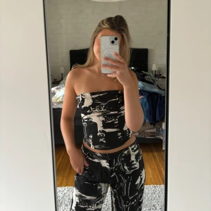Set från Whitefox - Så snyggt set från Whitefox💖 använt en gång, tyvärr lite för stort för mig nu :( Toppen är i storlek S och byxorna storlek M, kostade cirka 1500kr nyinköpt, säljer hela setet för 350kr