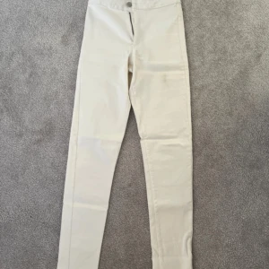 Vita jeans - Säljer ett par vita jeans. Har två små defekter, dock använd ett fåtal gånger💕