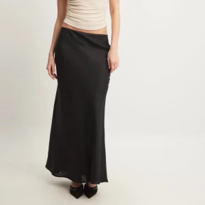 Lång kjol - Sjöjungfruformad maxikjol i linnetyg! Aldrig använd med prislapp kvar! Säljer då jag köpte fel storlek☺️ Nypris: 799 kr men säljer för 699