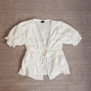 söt blus - supersöt blus ifrån gina tricot, säljer den för att den inte kommer till användning längre, använt 2-3 gånger, skulle säga att den är i nyskick, den går även att knyta vid midjan💕