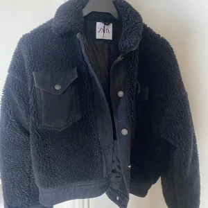 Zara jacka - Kombinerad Teddy/jeansjacka från zara. Strl XS. Gott skick. 