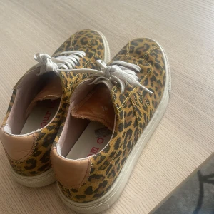Dessa otroligt trendiga leopard skor ifrån sneaky steve 🧡🧡 - Super bra skick och mycket trendiga skor , nytt pris 2000 kr 🧡 passar 37 och 38