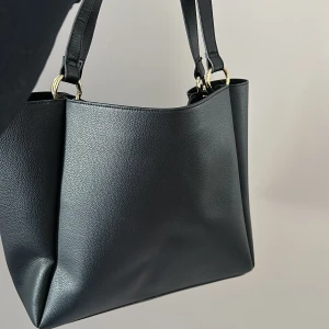 Svart väska - Rymlig svart skinn imiterad väska, använd fåtal gånger så den är som ny!💕