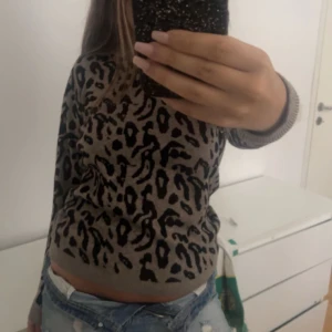 leopard tröja (har 2 likadana) - super bra skick, säljer pga att den inte kommer till ansvändning för mig!!
