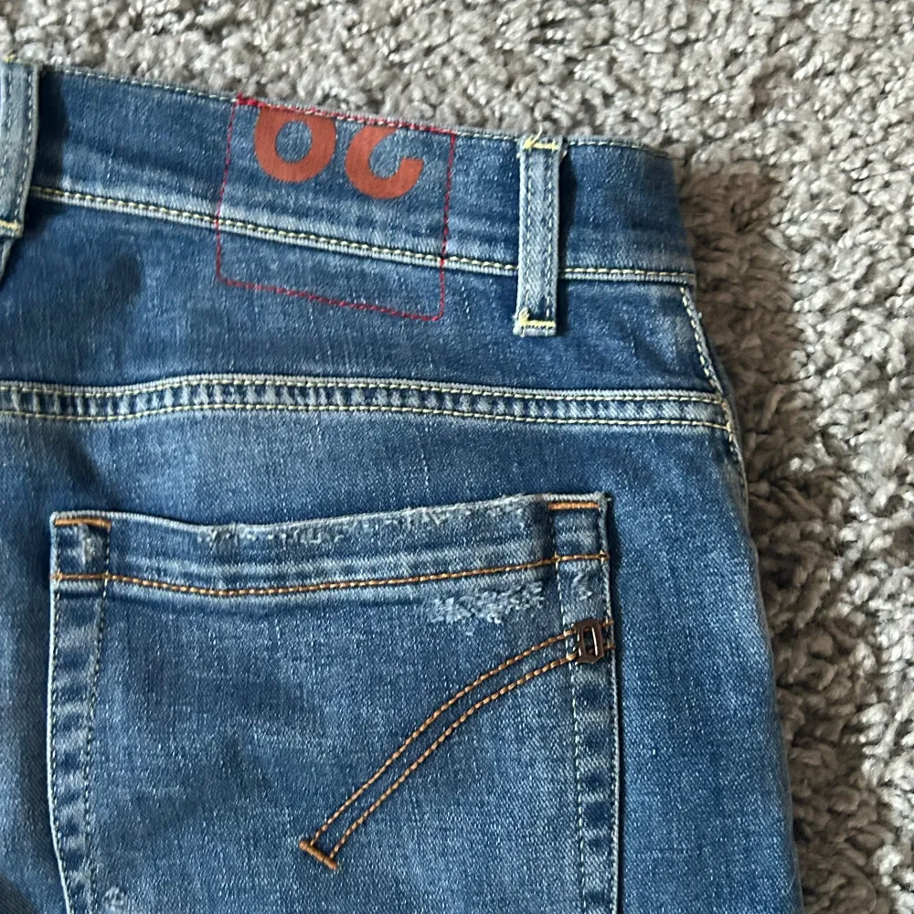 Säljer nu dessa aldrig används Dondup jeans med slitningar. Köpta från Cettire för 3200 kr, så 1299 är en riktig steal. Säljer dem för att de var för små.. Jeans & Byxor.