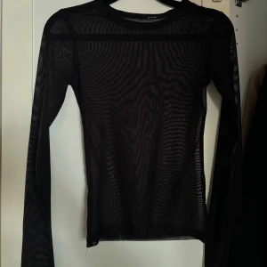 Festtopp  - Svart mesh-topp, perfekt till fest. Strl xs