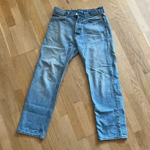 Weekday  - Säljer mina Weekday jeans som inte kommer till användning. Skick: 7/10. Modell: Space relaxed straight fit. Storlek: 28 30. Färg: ljusblå. Nypris 600kr. Tveka inte att skriva vid fundering! 