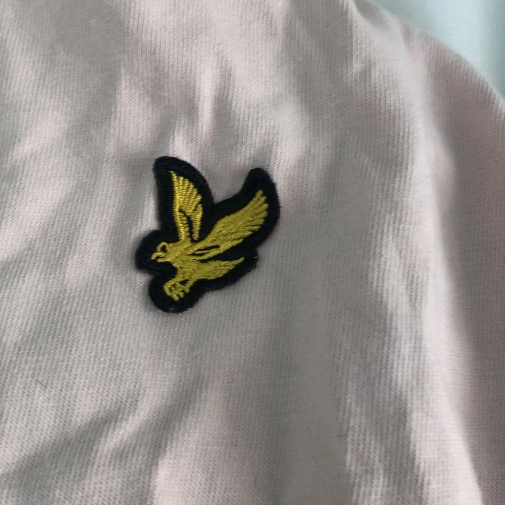 Säljer en superfin ljusrosa klänning från Lyle & Scott. Den är gjord av 100% ekologisk bomull och har en söt liten broderad logga på bröstet. Klänningen är kortärmad och perfekt för en avslappnad sommarlook. Passar både till vardags och fest! skulle säga att den passar för någon som är ungefär 150 lång . Klänningar.