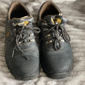 Stålhettaskor  - stålhetteskor storlek 39 fullt fungerande Men lite slitna 