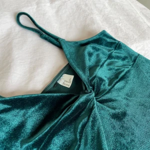 Topp i mörkgrön sammet - Fint skick, stretchig med band man kan ändra längden på. 25 kr 💚