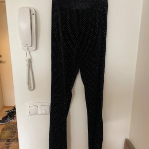 Byxor - Ett par snygga svarta mjuka byxor med gulddetaljer, använd 3 ggr 