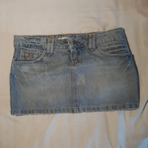 Lågmidjad kjol  - Jättefin lågmidjad jeans kjol!! Säljer för att den tyvärr var fel storlek. Utmärkt skick,  bara prövad. Kontakta mig vid minsta fråga 💕💕