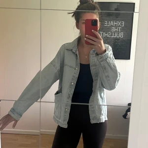 Ljusblå jeansjacka från Zara - Säljer en snygg ljusblå jeansjacka från Zara. Den har en avslappnad passform med långa ärmar och knappar framtill. Två större fickor på varsin sida. Är i mycket bra skick🩵