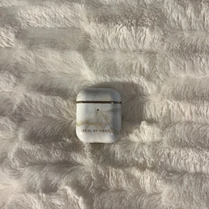 Marmor AirPods-fodral från Ideal of Sweden - Säljer ett snyggt AirPods-fodral i marmorlook från Ideal of Sweden. Fodralet har en vit bas med eleganta guldiga detaljer som ger en lyxig känsla. Säljer för 150kr men pris kan alltid diskuteras. Vid frågor hör gärna av dig!❣️