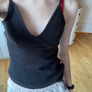 Svart linne - Super söt scoopig svart linne, skriv om funderingar 💞