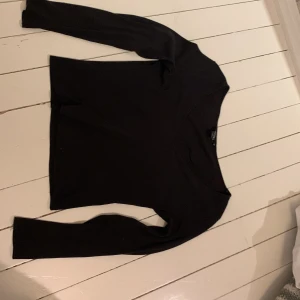 Svart långärmad tröja från Monki - Säljer en stilren svart långärmad tröja från Monki. Perfekt för både vardag och fest. Tröjan är i storlek M och har en normal passform. Materialet känns mjukt och bekvämt, vilket gör den idealisk för höst och vinter. Ett måste i garderoben för den som älskar enkel och tidlös stil!