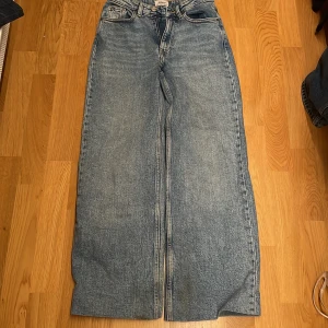 High waist  - den här är en blå high waist jeans, bra material och passar för de som är runt 160 cm och storlek 34. Har använt ganska många gånger. 
