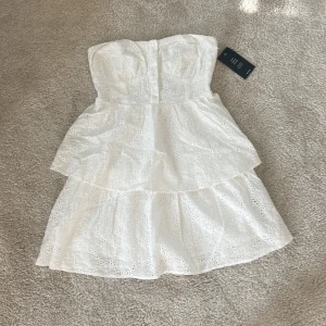 Vit klänning - Säljer denna superfina klänning från NA-KD. Helt ny och inte använd. Själs pga att jag hitta en annan finare klänning. 