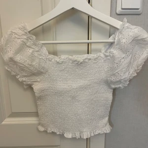 Söt topp - Säljer en helt oanvänd, jättesöt vit topp i storlek xs💕
