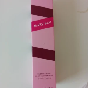 Mary Kay® Silkening Dry Oil Peaceful Garden - Oanvänt fjäderlätta olja som absorberas snabbt, ger en silkeslen känsla och efterlämnar en underbart ljuvlig doft av blommor. Perfekt att unna dig i höst och vinter när huden känns lite extraatorr.•absorberas snabbt • och ger din hud det lilla extra 