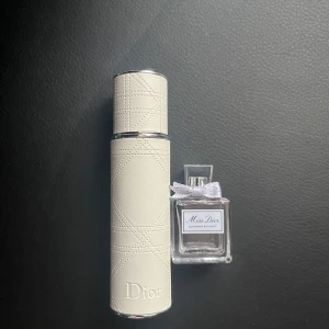 Miss Dior Parfym - Vit flaska 10 ml: 195 kr Liten glaskflaska: 50 kr  Vid köp av 10 ml ingår den lilla. Köparen står för frakten.  OBS ÄKTA