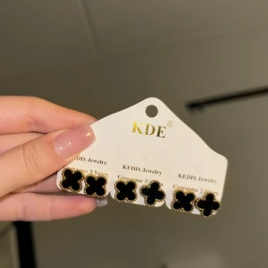 Örhängen - Säljer örhängen. örhängen 125/st Alla tre kostar 355 tillsammans (inte äkta)