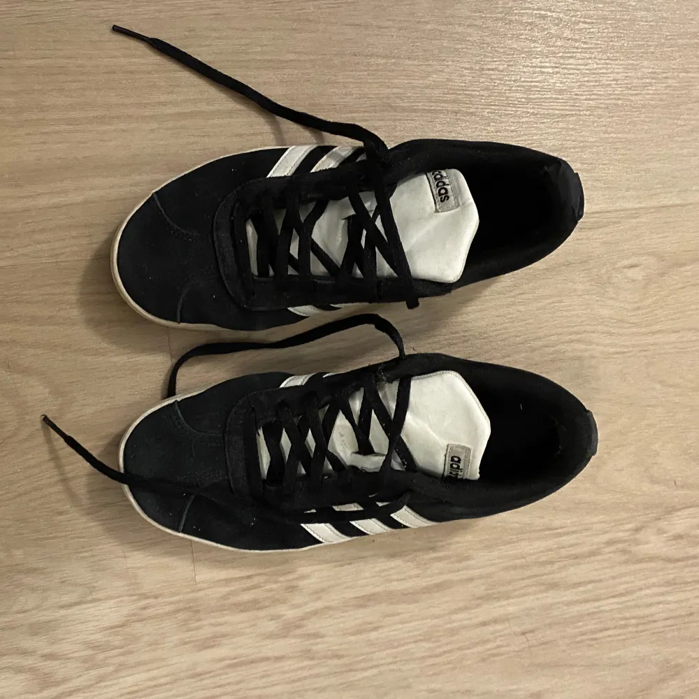 Svarta Adidasskor, väldigt lika gazelle- modellen🤩 De är i bra skick men det syns på exempelvis hälen att de har blivit använda. Storlek 37. Skor.