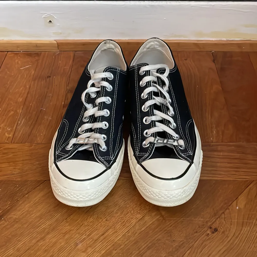 Knappt använda converse för att dom är för små med en liten racer worldwide metal grej på skosnörena som man får med . Skor.