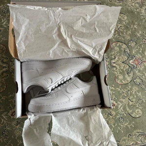 Airforce 1 - Tjabba, säljer ett par helt nya airforce 1 storlek 42,5. Köpta på Soleplus för 1700. (KVITTO FINNS) Köp för endast 899. Hör av dig vid frågor eller funderingar!🙌🏼