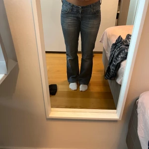 Lågmidjade jeans - Lågmidjade jeans från Levis  Midjan är W29 Uppsydda på längden, jag är 165 i jämförelse 