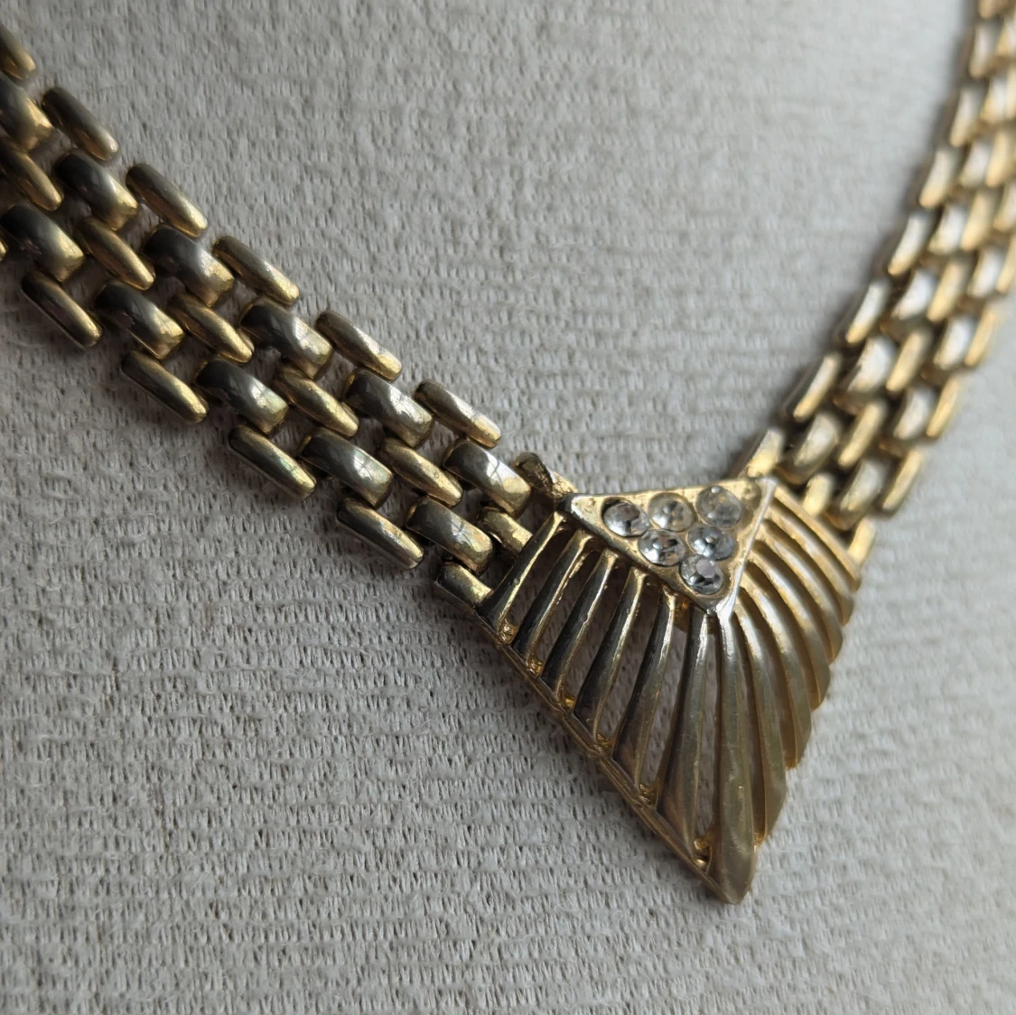 Guldigt halsband med kristalldetaljer - 90