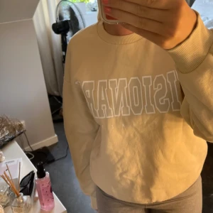 Sweatshirt - Så fin och mysig sweatshirt från Gina! Knappt använd så är i bra skick🤍