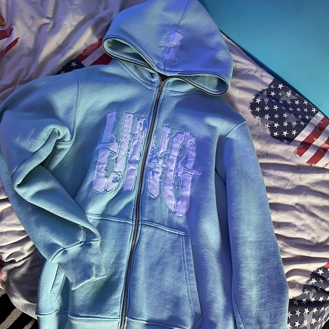 Ljusblå hoodie med dragkedja