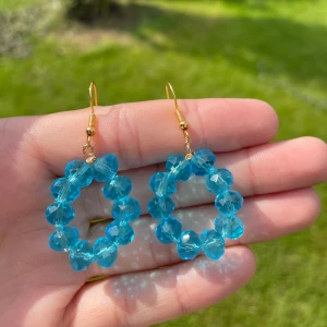 Himmelsblåa örhängen  - Vackra glansiga kristallörhängen 🩵