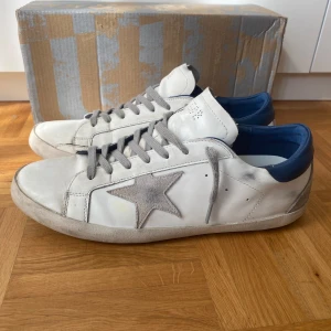 Golden goose  - Golden goose   Trendiga golden goose skor 👞 i en blå vit still  stillren färg 🎨 [skick 7/10 lite änvända men. finns även mycket att ge ]  ny pris runt 6000💸 mitt pris 2300 Priset är int hugget i sten 🪨   Mvh Frank